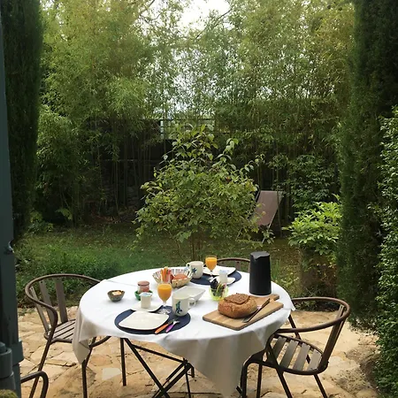 De Julie Le Jardin Bed & Breakfast *